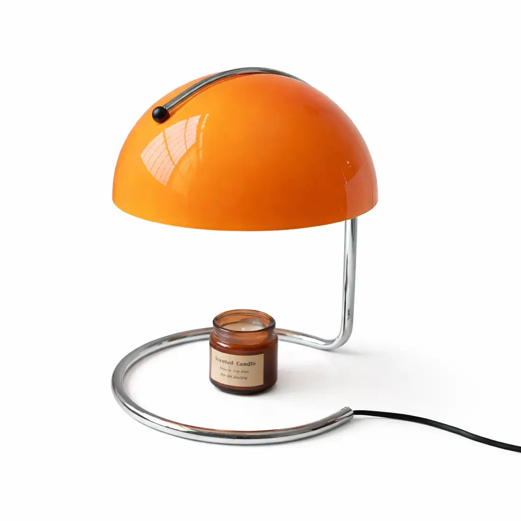 Lampe de table design orange avec abat-jour demi-sphère et base en métal chromé