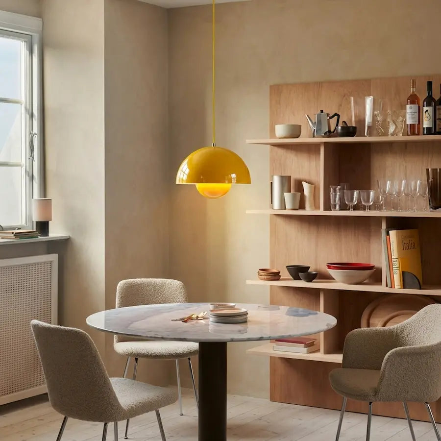 suspension luminaire design minimaliste couleur jaune dans salon