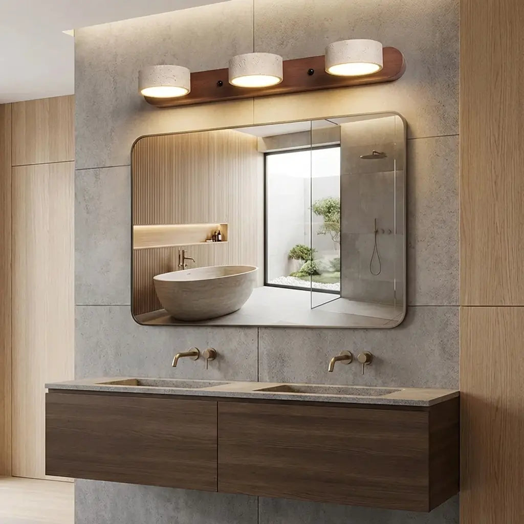 Applique murale 3 lumières travertin et bois dans salle de bain design contemporaine