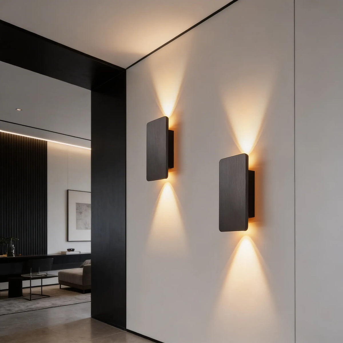 Deux appliques murales LED noires modernes installées dans un intérieur contemporain