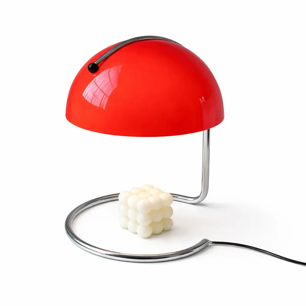 Lampe de table design rouge avec abat-jour demi-sphère et structure en métal chromé