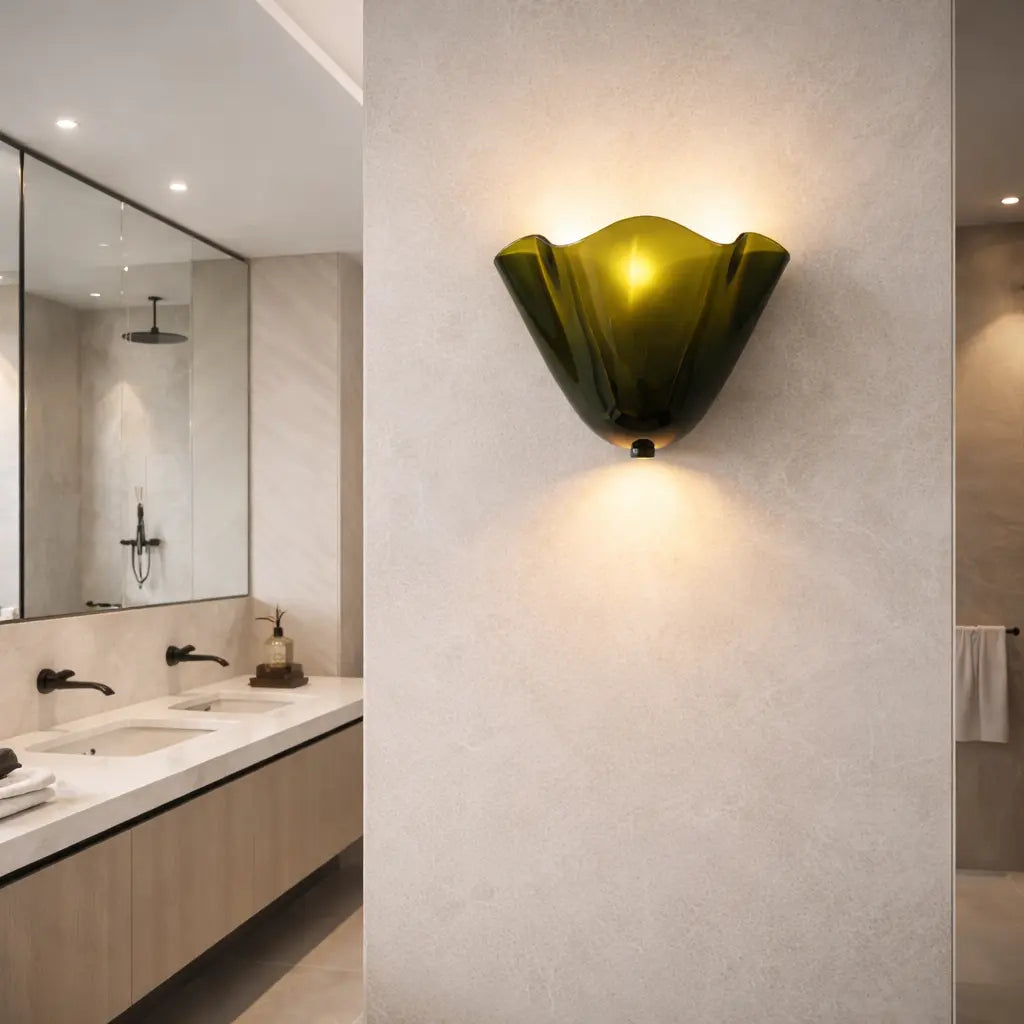 Applique murale en verre vert olive fixée au mur dans une salle de bain moderne
