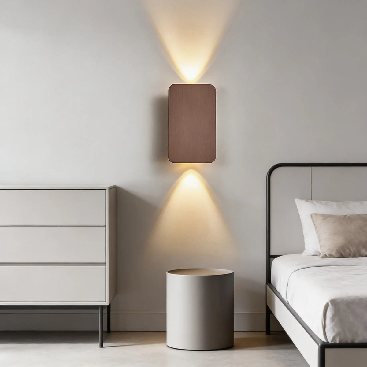 Applique murale LED finition cuivre dans une chambre moderne, lumière d’ambiance murale