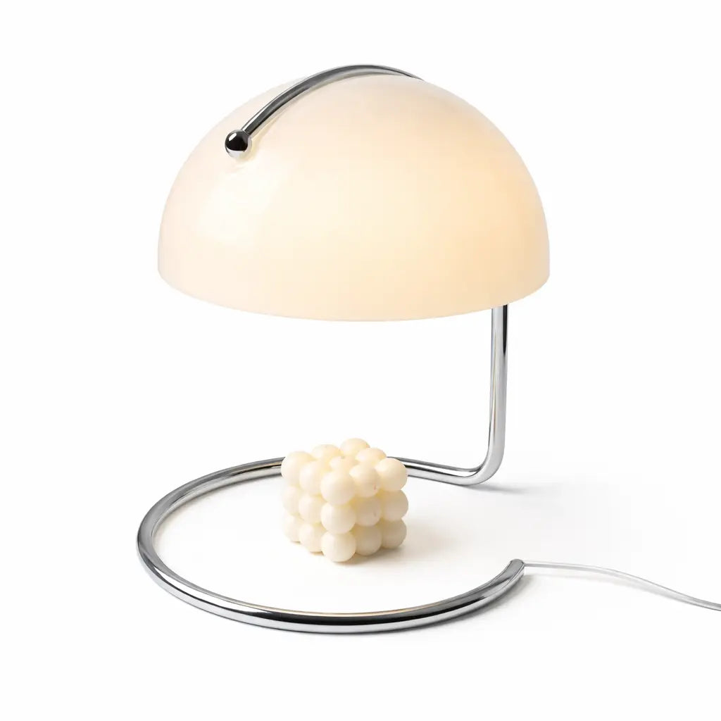 Lampe de table design beige crème avec abat-jour demi-sphère et base en métal chromé