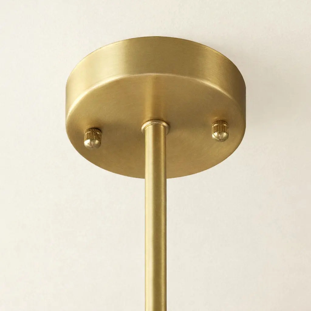 Détail du support plafond en métal doré pour lustre suspension design