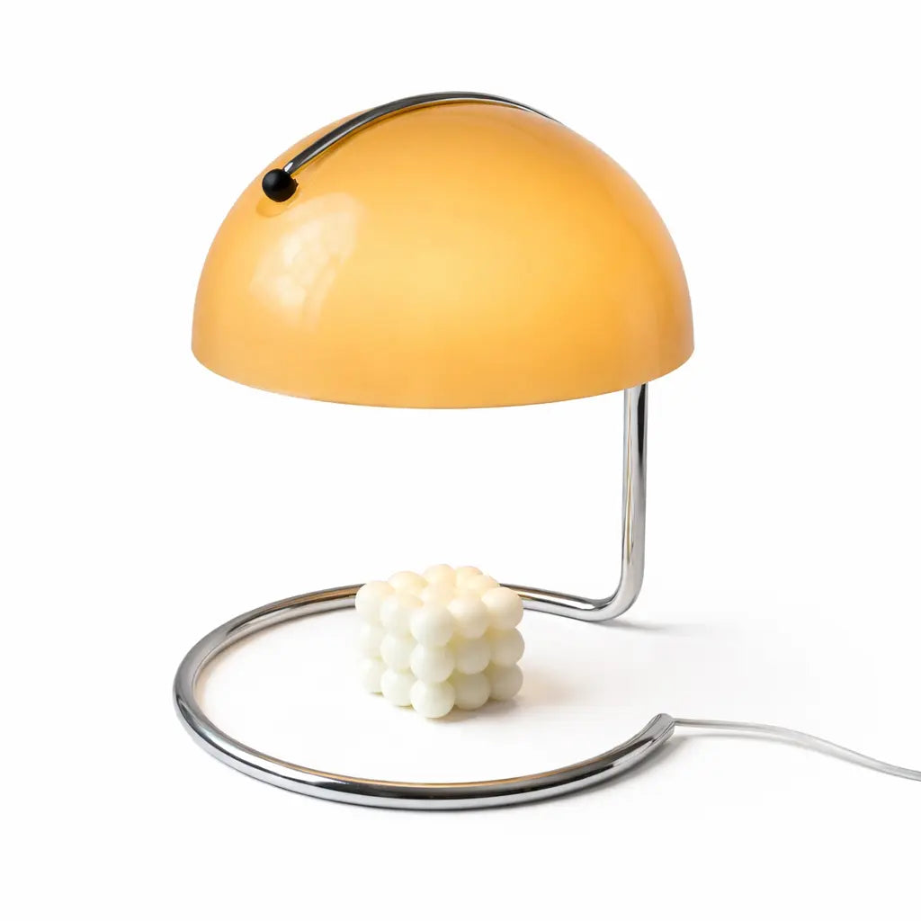 Lampe de table design jaune ambré avec abat-jour demi-sphère et structure en métal chromé