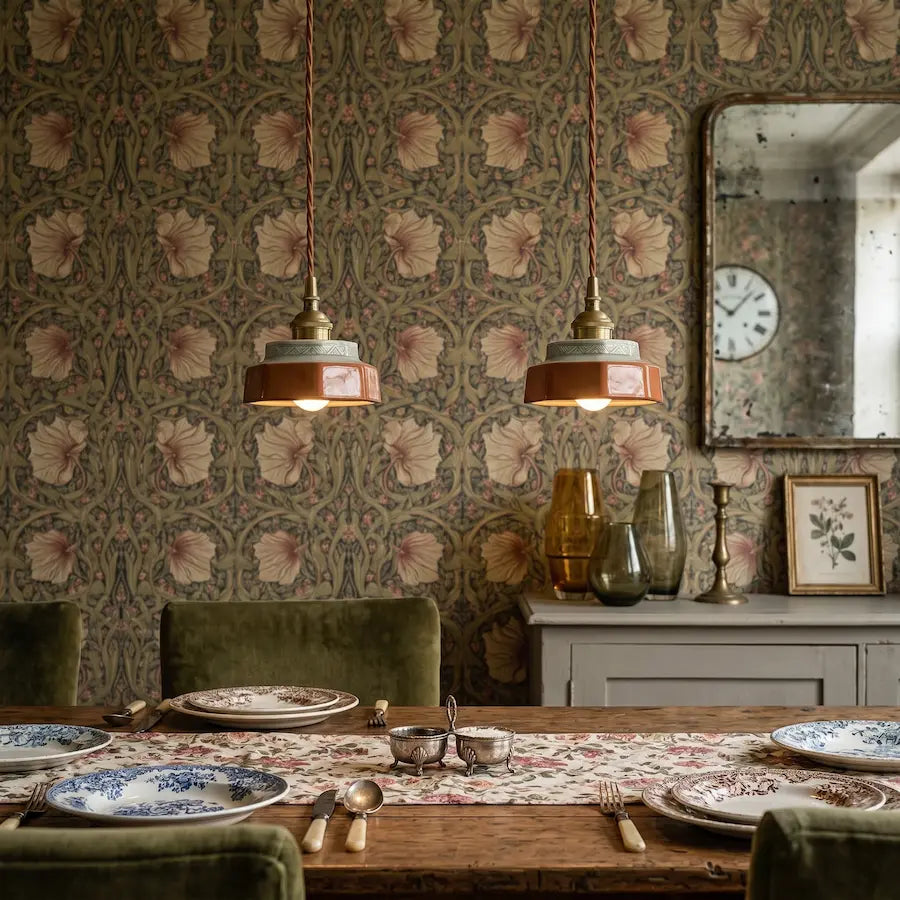 suspension en céramique rouge au style rétro dans salon vintage