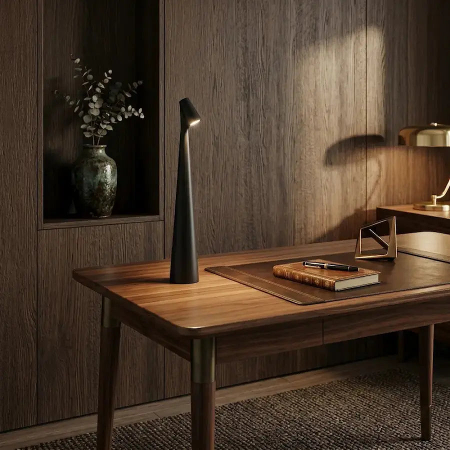 lampe de table minimaliste sans fil couleur noir dans bureau moderne